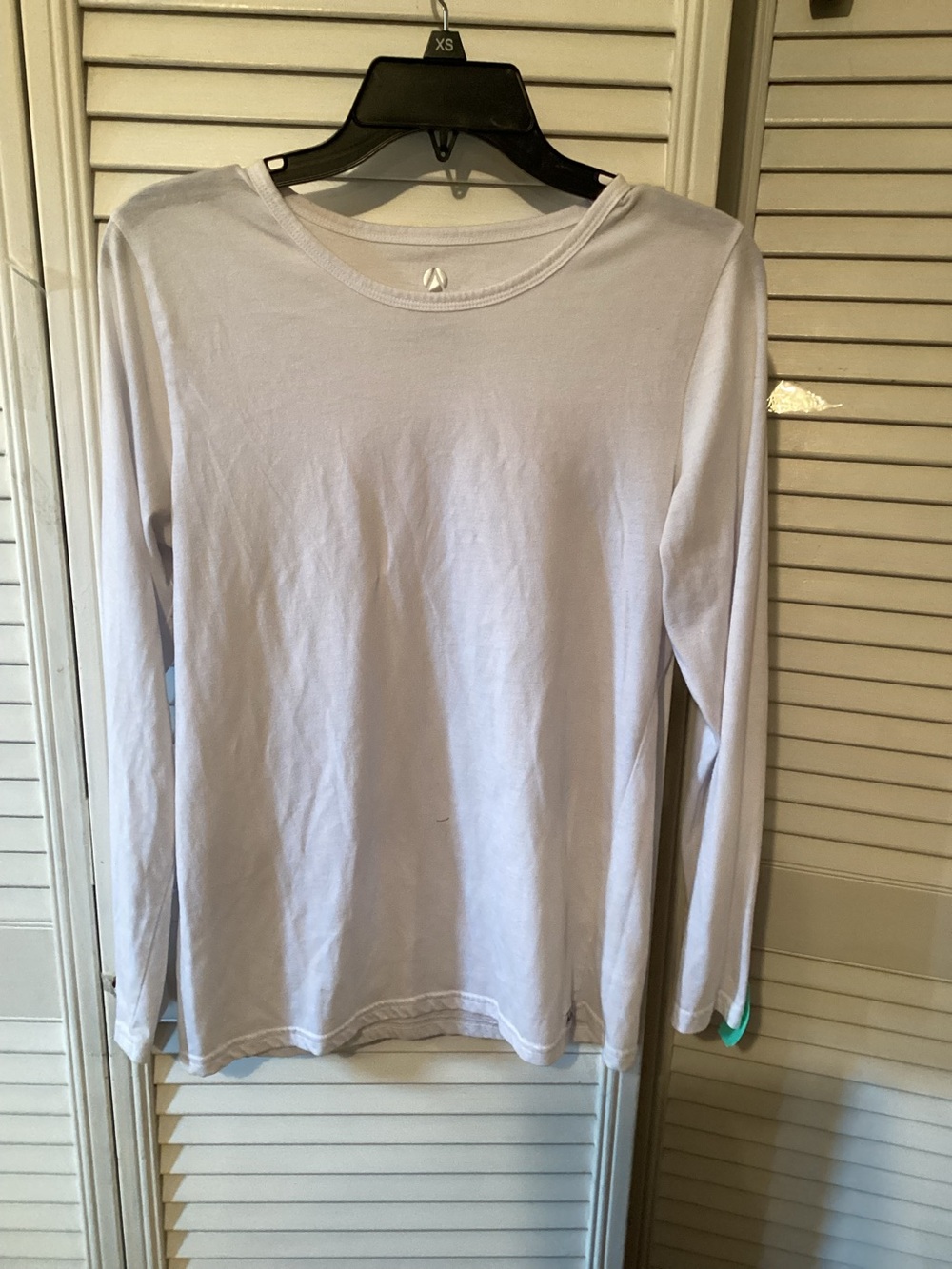 Adar Universal ladies white long sleeve pullover T-Shirt, size large